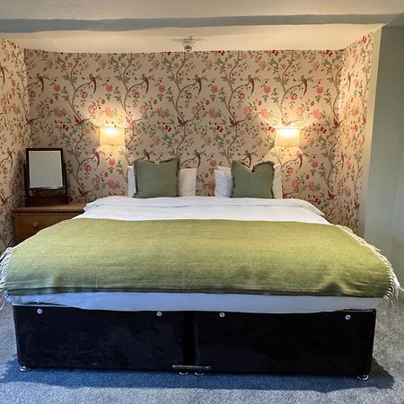 Neeld Arms Hotel Grittleton Ngoại thất bức ảnh