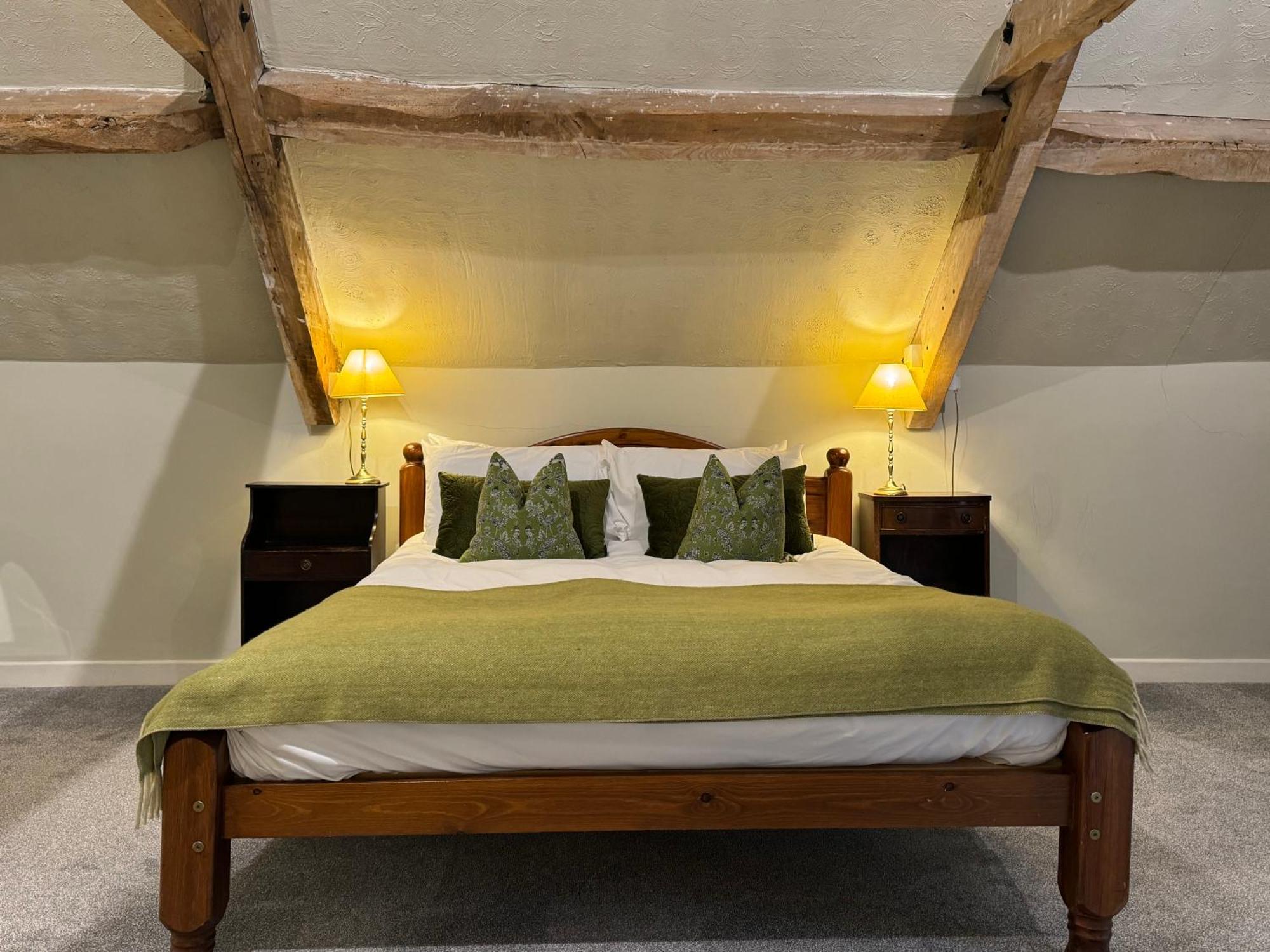 Neeld Arms Hotel Grittleton Ngoại thất bức ảnh