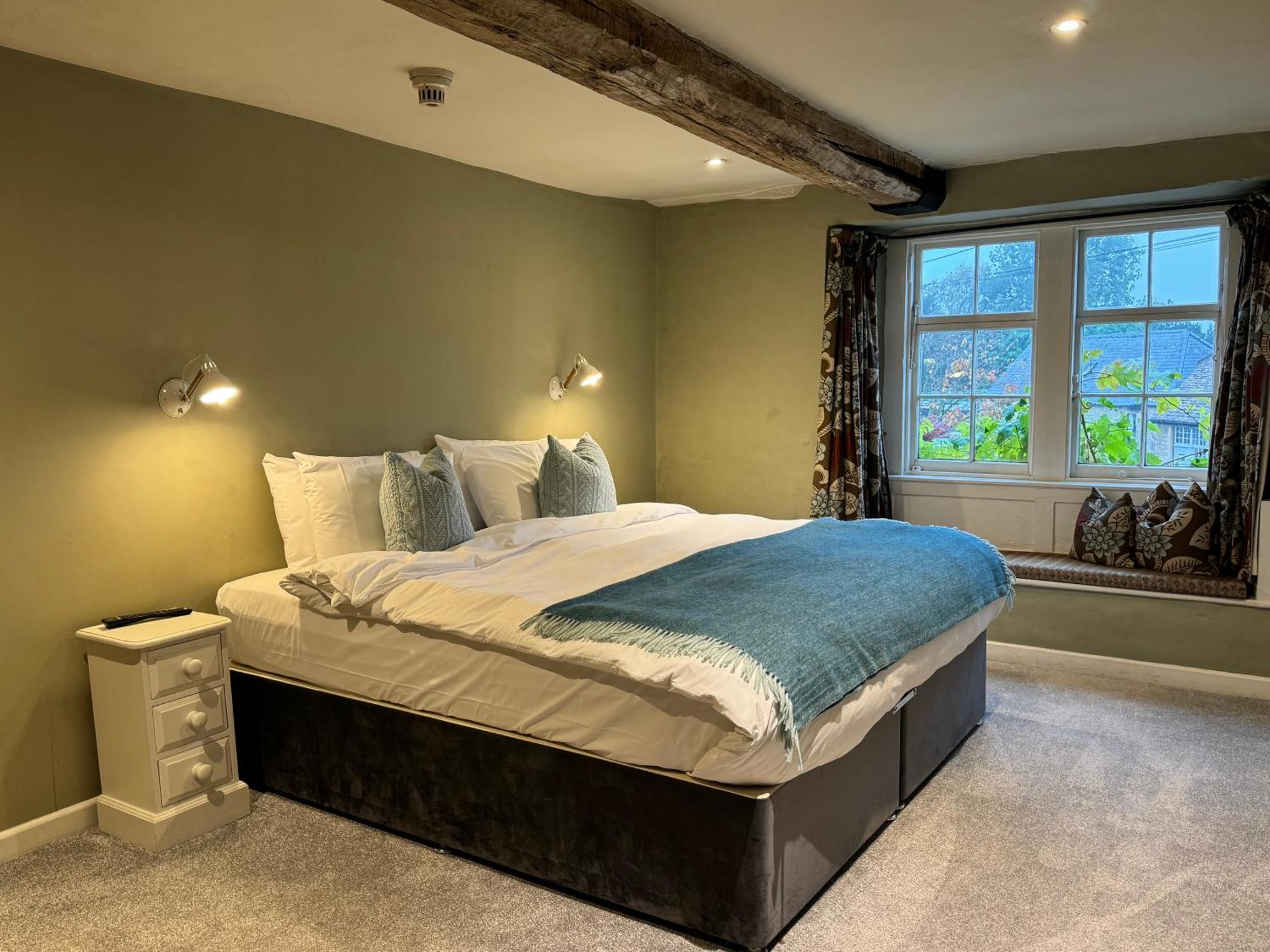 Neeld Arms Hotel Grittleton Ngoại thất bức ảnh