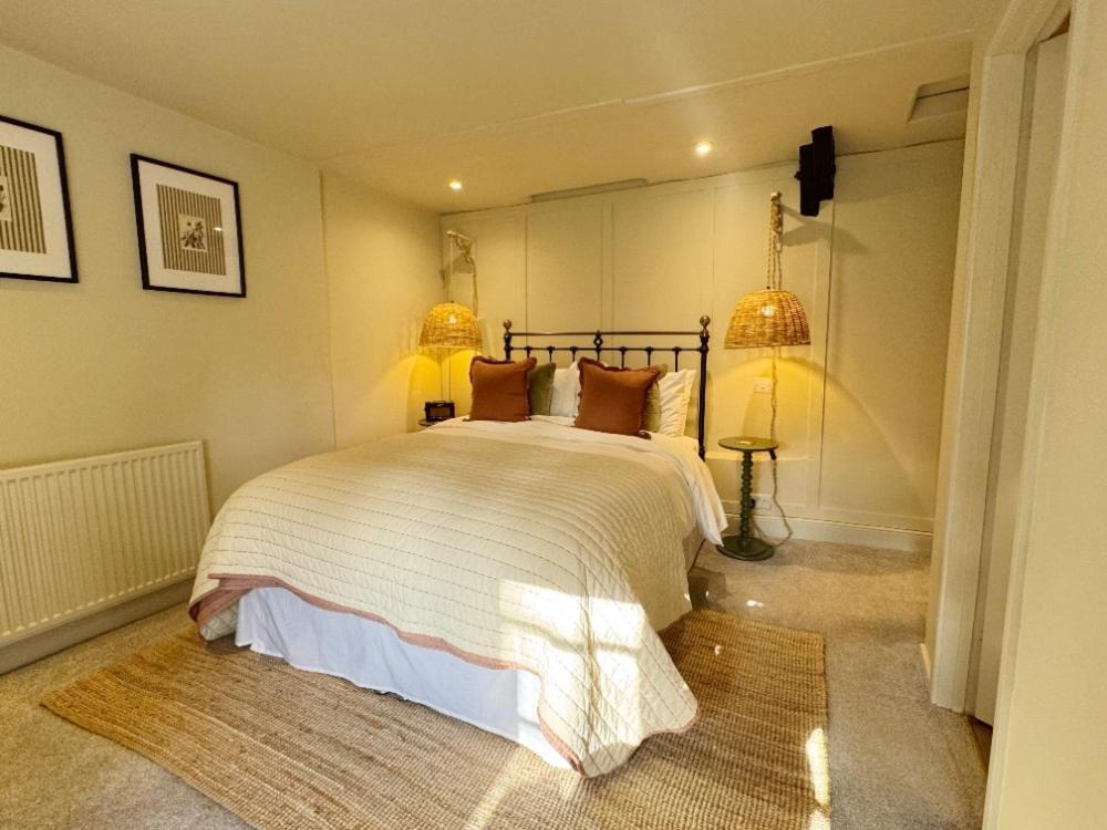 Neeld Arms Hotel Grittleton Ngoại thất bức ảnh